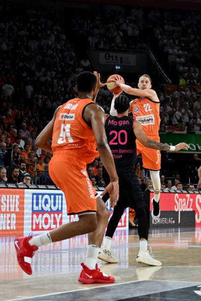 表现不仅依 表现不仅依